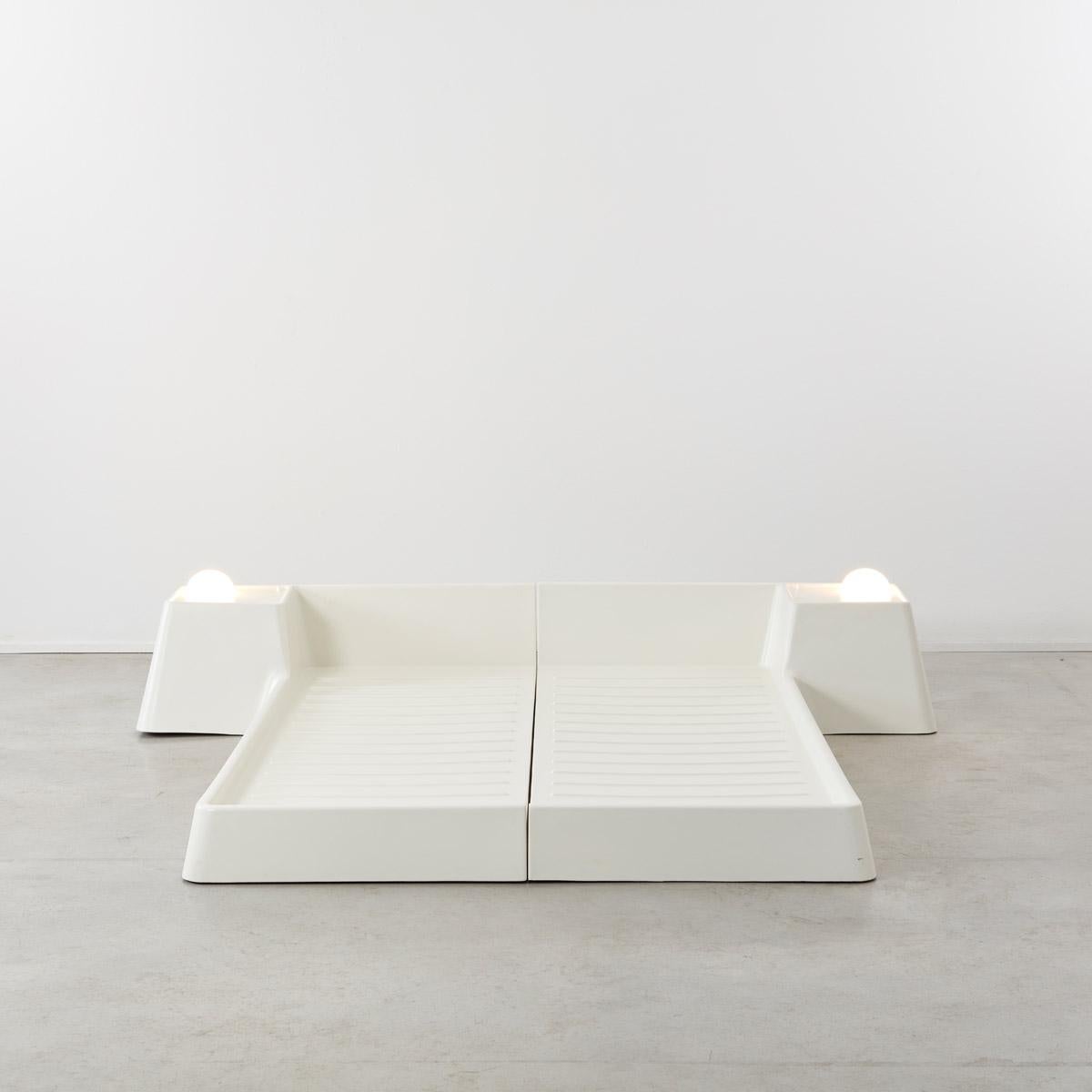 Dieses seltene Doppelbett wurde 1966 für Prisunic hergestellt. Es sendet eine Botschaft des Futurismus:: geformt ist es aus weiß gefärbter Glasfaser. Das Bett besteht aus zwei zusammengefügten Teilen:: die eine Doppelmatratze aufnehmen. In die