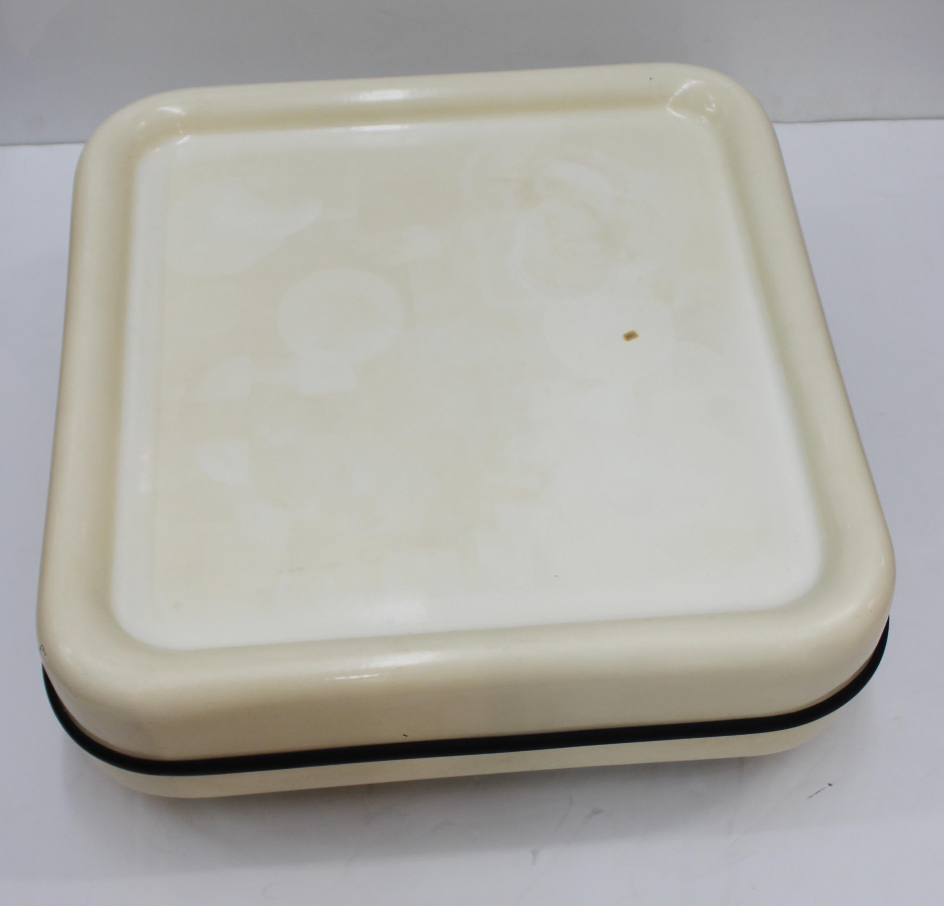 French Modern coffee table on casters designed by Marc Held for Créateurs et Industriels in the 1970s. The piece is made of two fiberglass shells sealed together with a rubber band. In great vintage condition with age-appropriate wear and a small