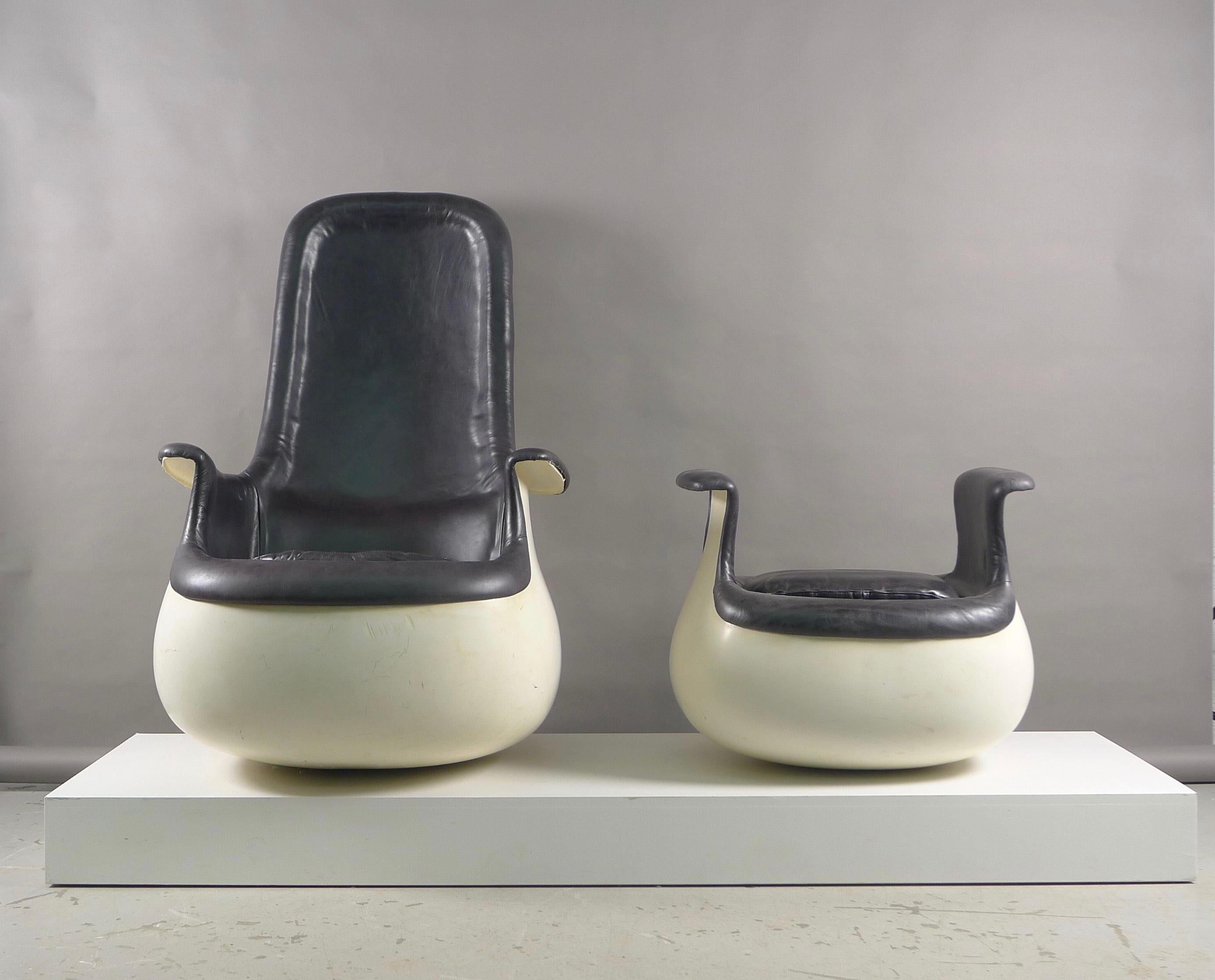 Marc Held, France / USA pour Knoll International : fauteuil à dossier haut et ottoman Culbuto. Conçu en 1967 et produit en nombre limité en fibre de verre moulée et laquée et en cuir noir. 

La coquille a été laissée dans son état d'origine et