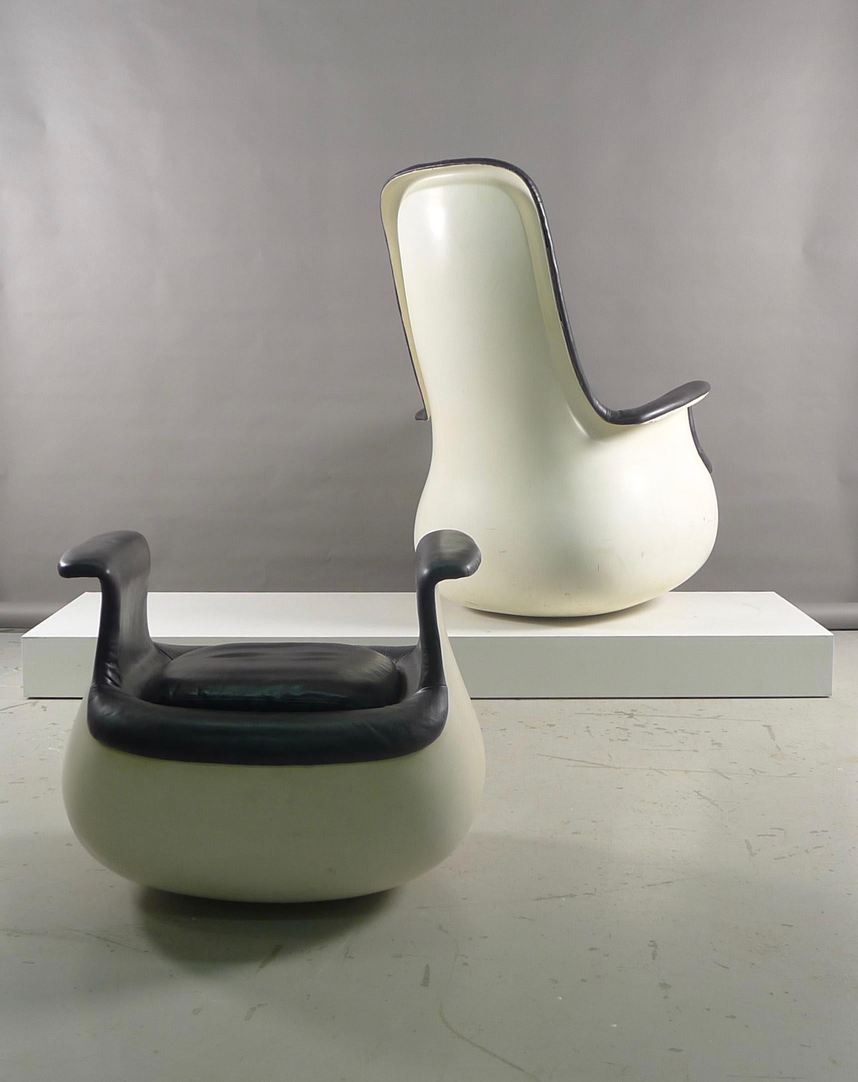 Marc Held für Knoll Int Culbuto Sessel mit hoher Rückenlehne und Ottomane, schwarzes Leder (Glasfaser) im Angebot