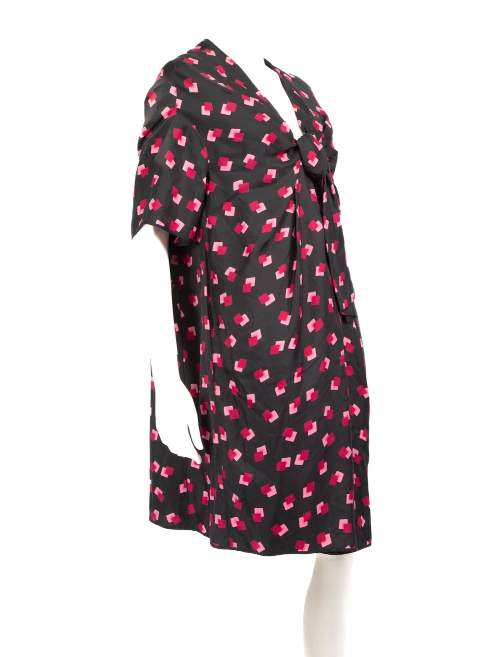 L'ÉTAT est Jamais porté, avec les étiquettes. Aucune trace d'usure n'est visible sur ce nouvel article de revente Marc Jacobs.
 

 Détails
 

 

 Multicolore
 

 Soie
 

 Robe
 

 Longueur au genou
 

 Manches courtes
 

 Motif abstrait
 

 2 poches