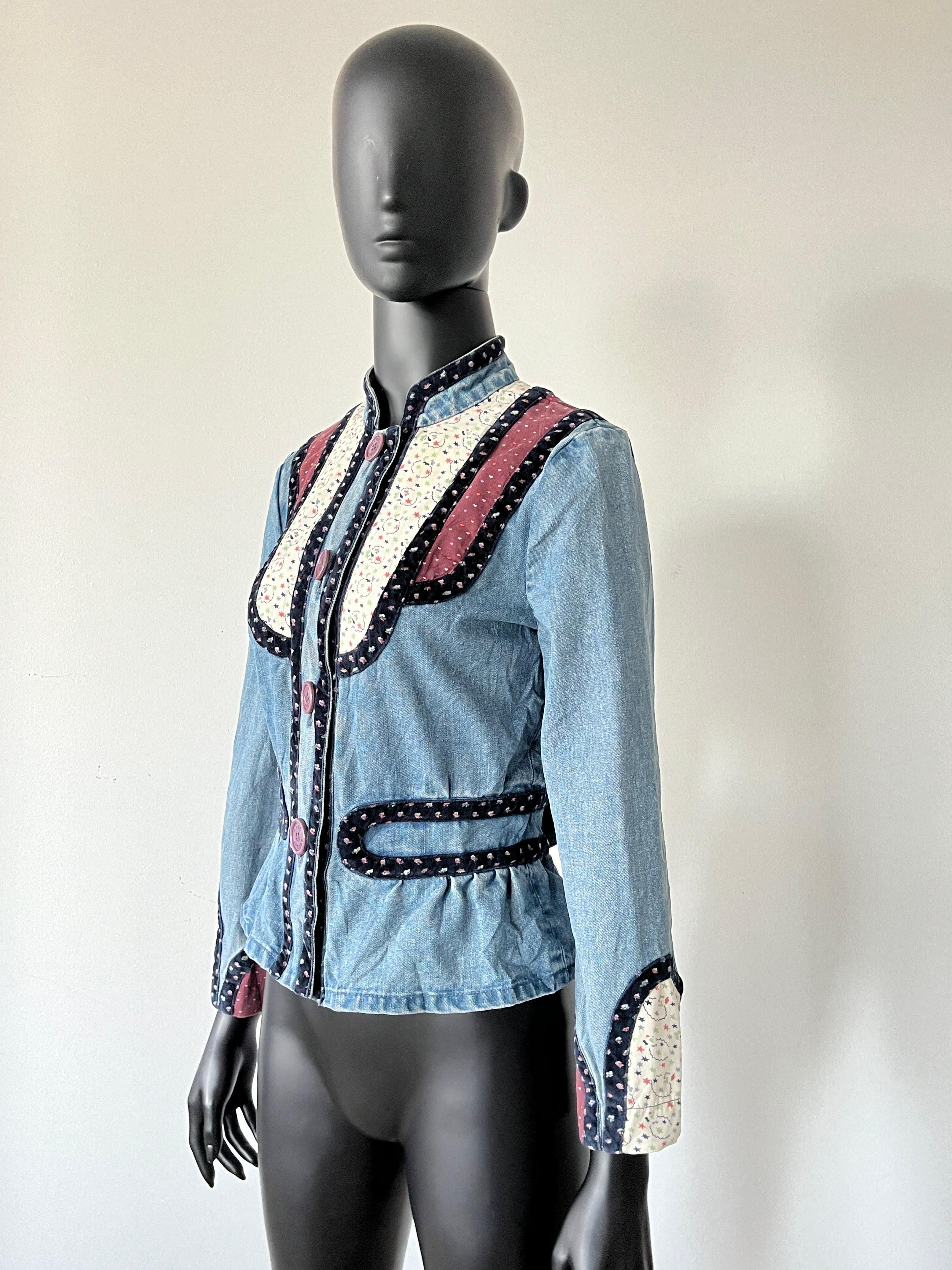 Marc Jacobs archive 2000s denim and floral print patchwork fitted and cropped jacket. features a fitted silhouette with peplum waist, logo buttons and velvet trim. Beautiful bound seams on the interior. 

Size small