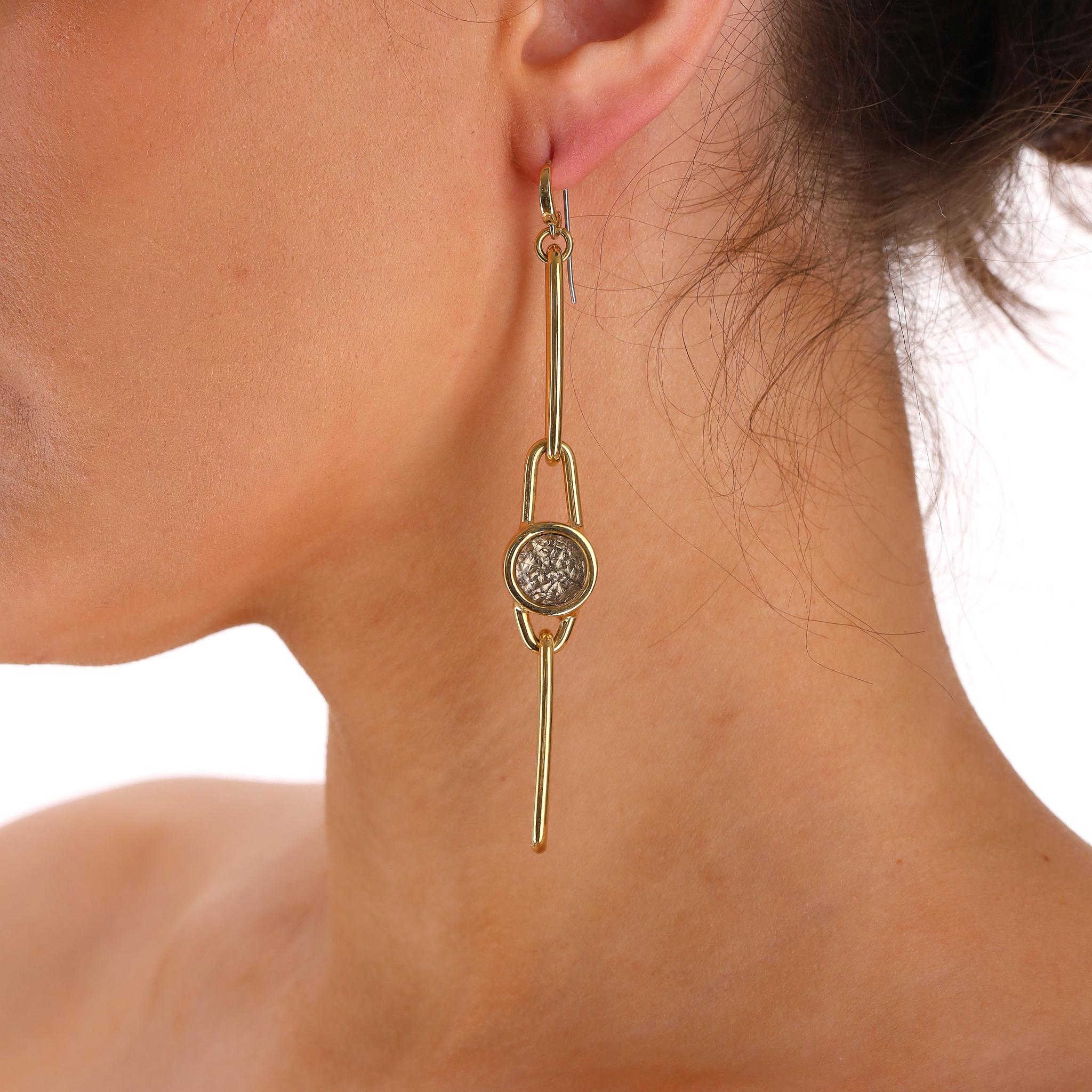 Marc Jacobs pendants d'oreilles asymétriques

Boucles d'oreilles asymétriques en or, composées d'un triple lien en goutte d'eau avec de l'or texturé dans un cadre rond en or au centre et d'un côté.

L'autre côté est une boucle d'oreille