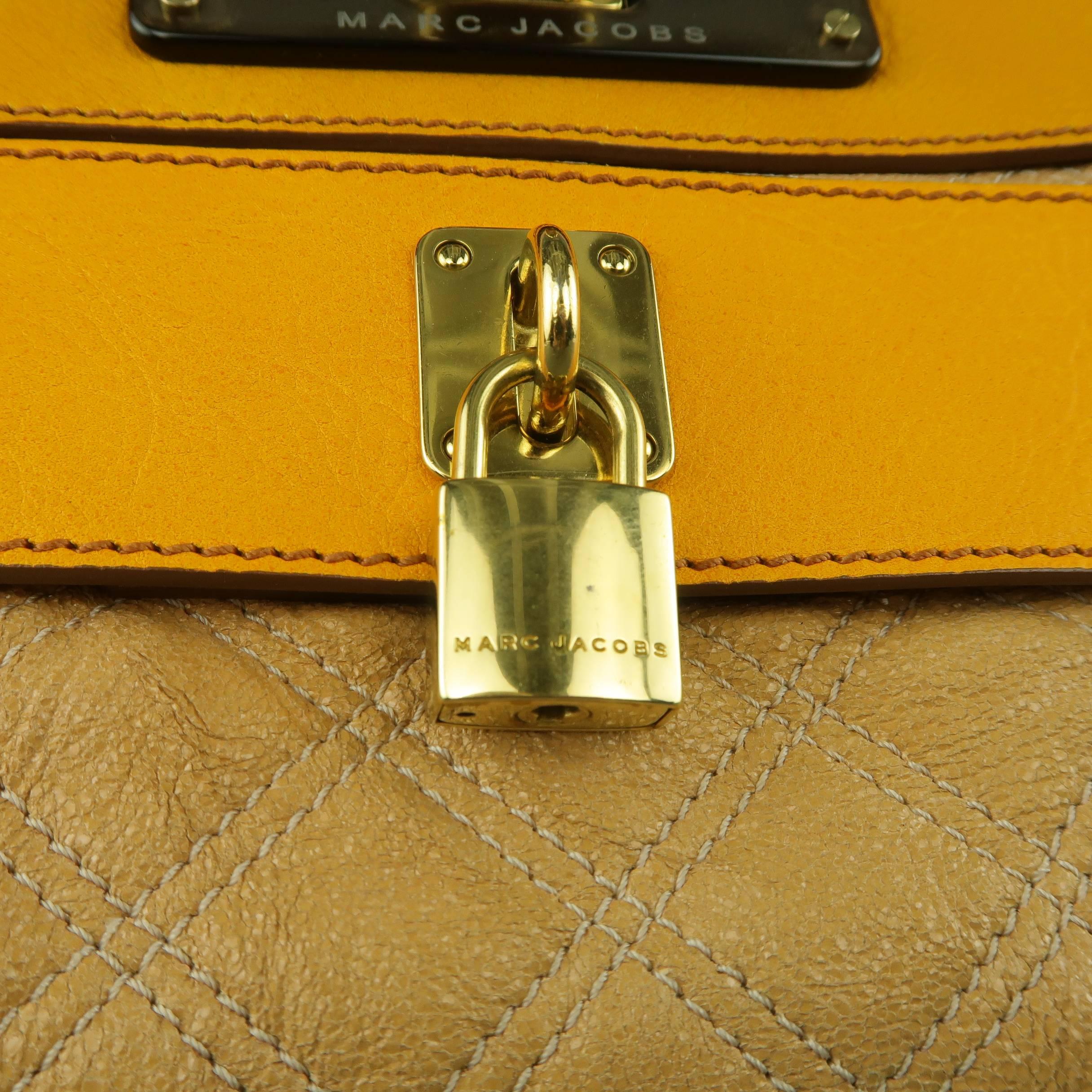 MARC JACOBS clutch comes in a beige quilted leather with double flap closure pockets, gold yellow leather trim, gold tone metal locks, and clochette. With tags.. Made in Italy.
 
Excellent Pre-Owned Condition.
 
Measurements:
 
Length: 13.5