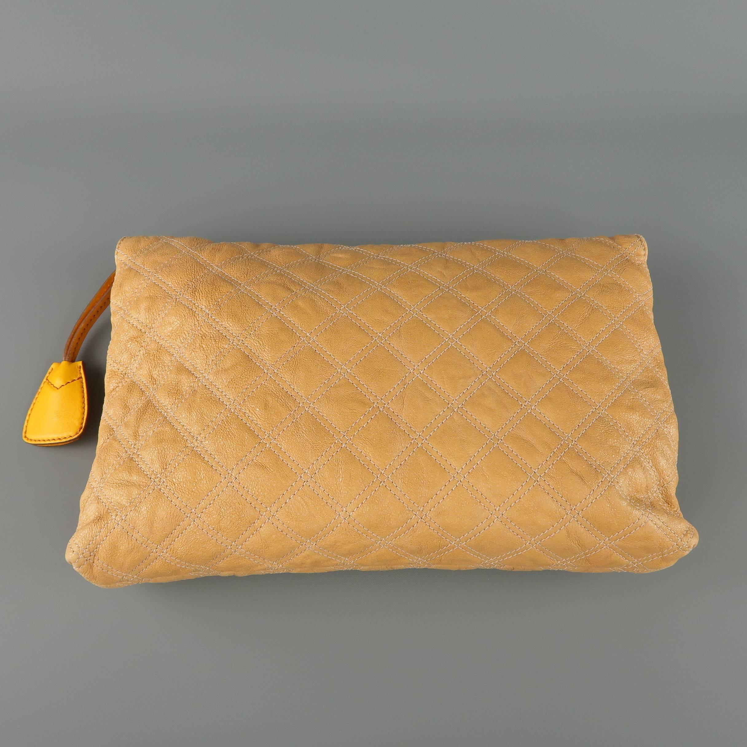 MARC JACOBS Beige & Gold Quilted Leather Lock Clutch Handbag In Excellent Condition In San Francisco, CA