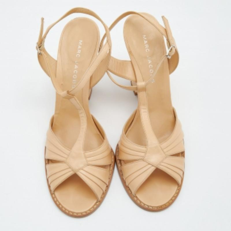 Marc Jacobs Beige Leder-Sandalen mit Knöchelriemen und Keil Größe 39,5 im Zustand „Relativ gut“ im Angebot in Dubai, Al Qouz 2