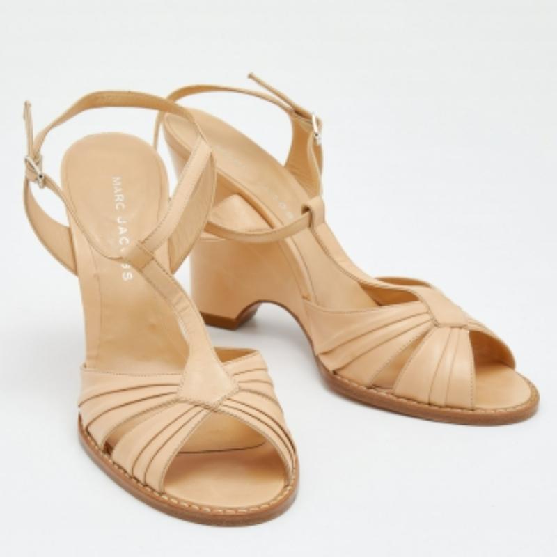 Marc Jacobs Beige Leder-Sandalen mit Knöchelriemen und Keil Größe 39,5 Damen im Angebot