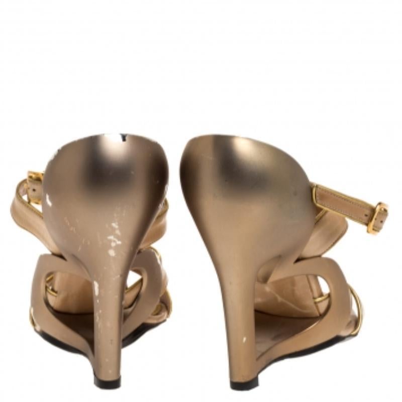 Marc Jacobs Beige Leather Piping Heart Wedge Ankle Strap Sandals Size 36.5 In Good Condition For Sale In Dubai, Al Qouz 2