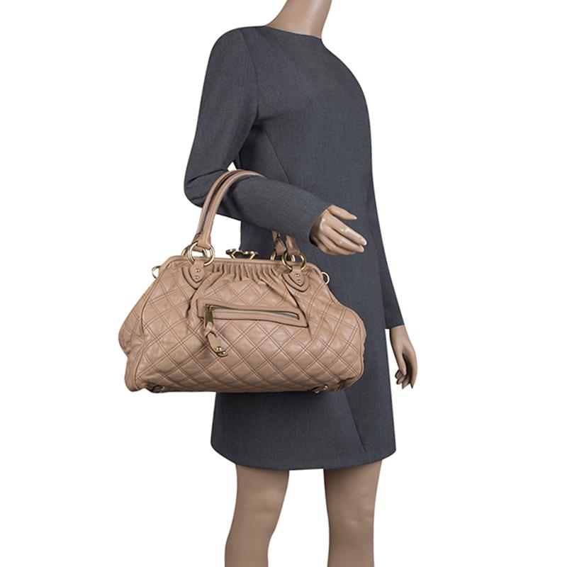 If you like to keep it minimal yet chic, go for this Marc Jacobs bag. A stunning combination of beauty and style, this gorgeous bag is sure to make you dazzle. Flaunt this breathtakingly graceful beige with your getup for the complete look of high