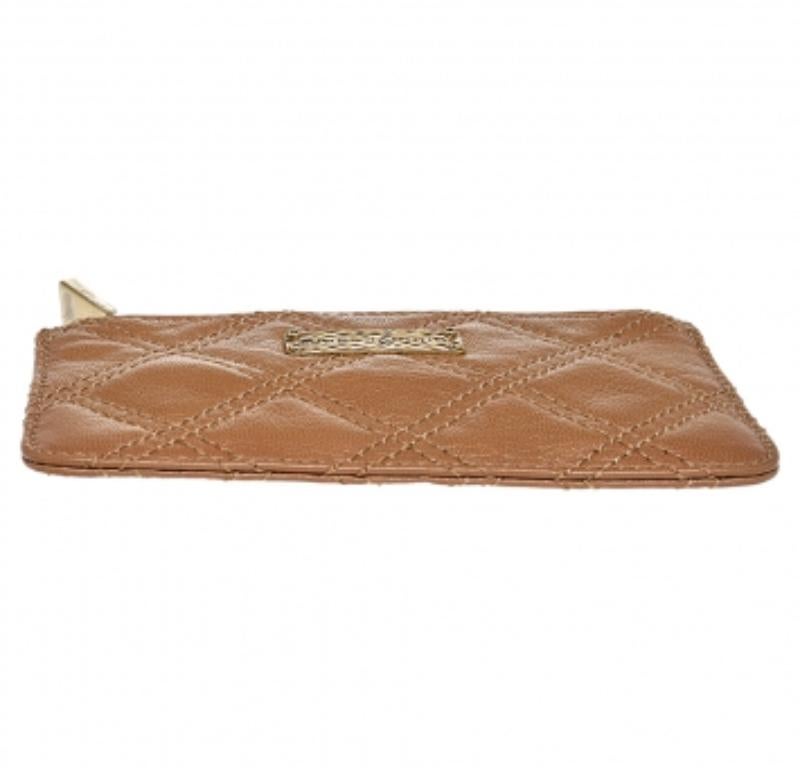 This wallet from Marc Jacobs is a great pick for everyday use. It has been created using beige quilted leather on the exterior and flaunts a gold-toned logo plaque perched on the front. It has a top zip closure which opens to a well-spaced