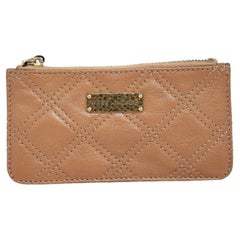 Marc Jacobs Cartera de piel acolchada beige
