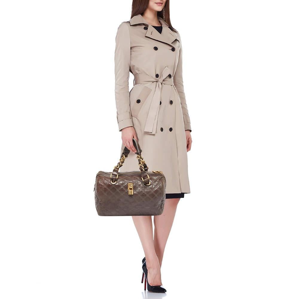 Esta bolsa Boston es una creación ergonómica que no te permite renunciar al estilo. No sólo tiene un aspecto intemporal, sino que también cuenta con un interior elegante y espacioso para guardar sus objetos de uso diario. Una pieza maravillosa que