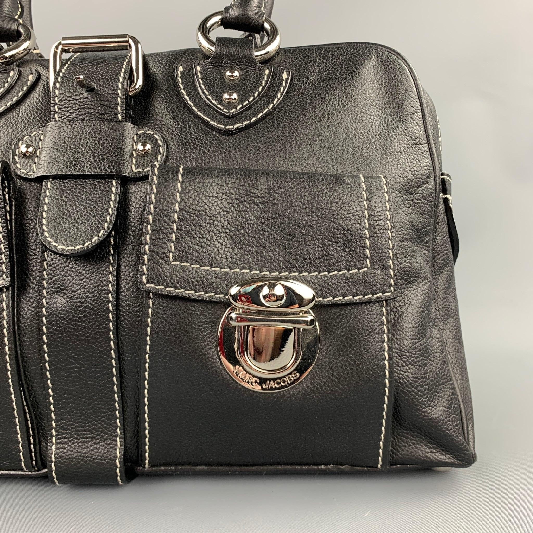 Le sac à main MARC JACOBS est en cuir noir avec des surpiqûres contrastées, des poches avant, des ferrures argentées, des fentes intérieures et une fermeture à glissière. Fabriqué en Italie.
Etat d'occasion. 

Mesures : 
  Longueur : 15 pouces