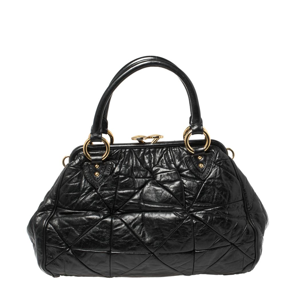 This Marc Jacobs design has a black crinkled exterior crafted from leather and enhanced with gold-tone hardware. This elegant Stam bag features a kiss-lock top closure that opens to a fabric interior, dual top handles, and a removable chain that