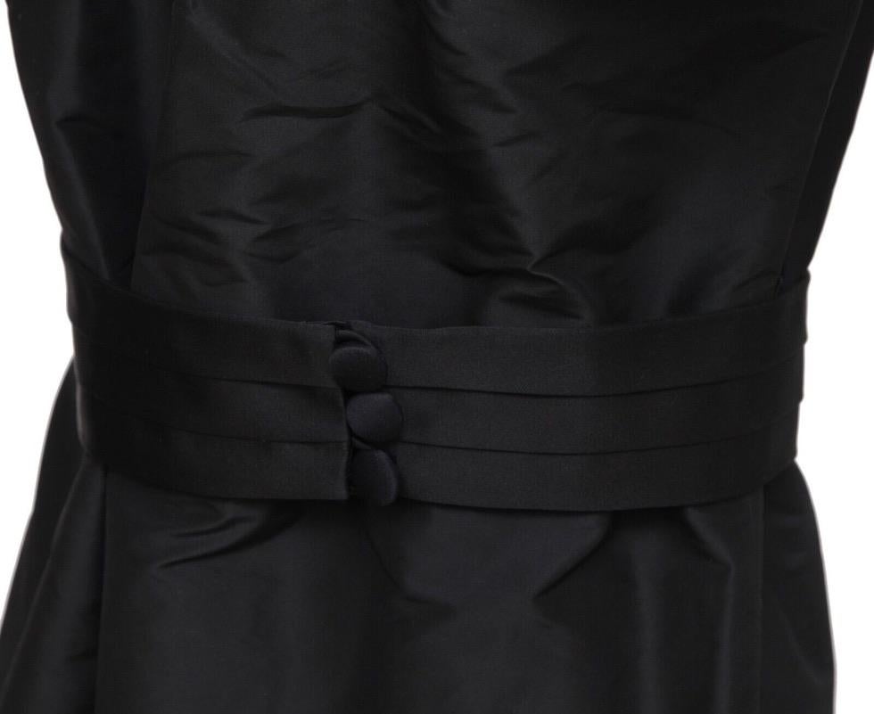 GARANTÍA DE AUTENTICIDAD MARC JACOBS VESTIDO DE CÓCTEL SIN MANGAS DE SEDA NEGRA

 Detalles:
 - Impresionante vestido de cóctel sin mangas en un clásico color negro.
 - Cuello en V.
 - Lazos exagerados en cada hombro.
 - Cinturón estilo esmoquin