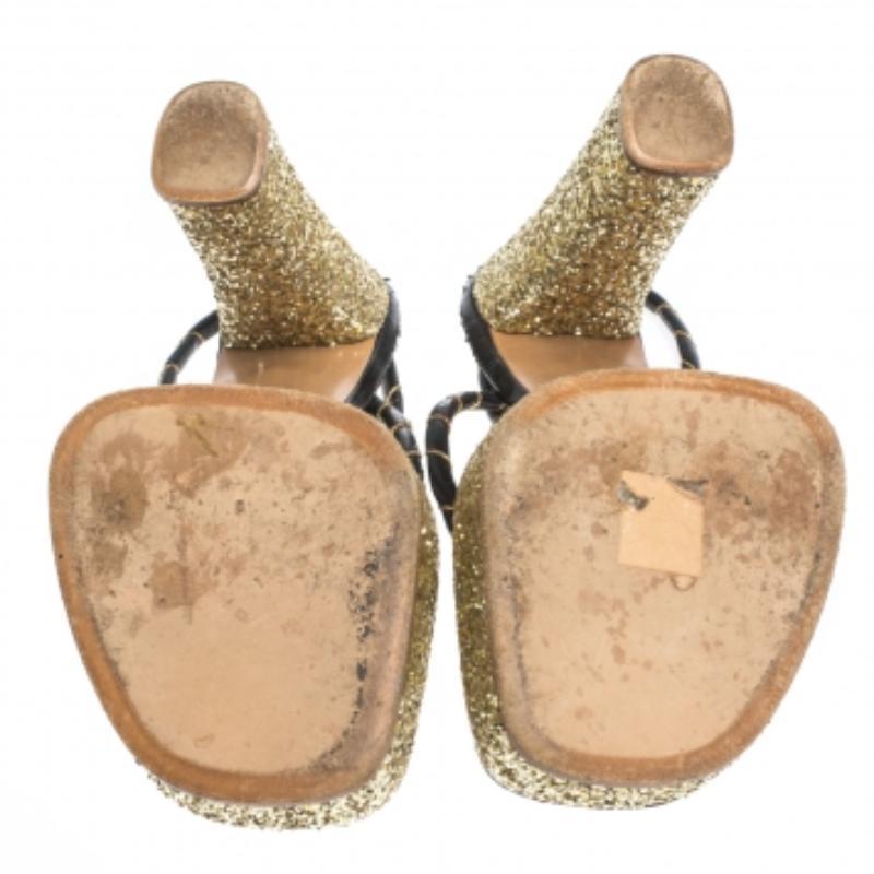 Le tissu à paillettes chatoyantes et le cuir noir s'associent pour faire de ces sandales Marc Jacobs un incontournable de votre garde-robe. Avec des brides fines et bien dessinées sur les empeignes, des plateformes brillantes et des talons bloc,