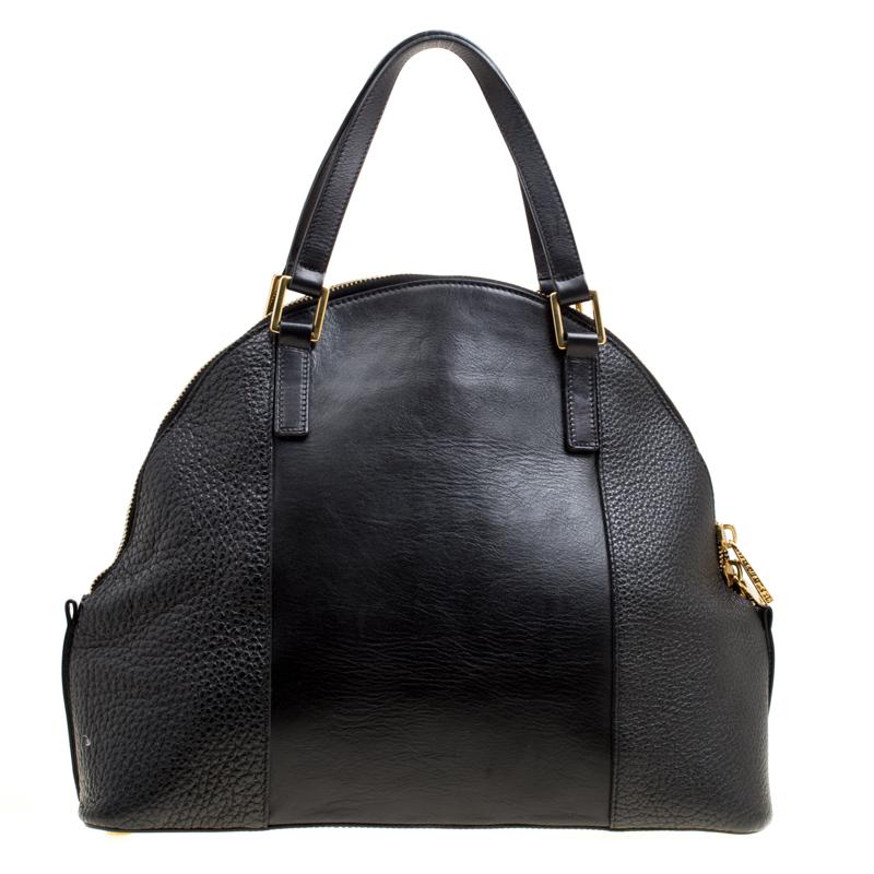 This Marc Jacobs bag is the flawless accessory that anyone wishes for. The bag is crafted from leather and designed with gold-tone hardware and a shade of black. Lined with fabric, this practical and elegant bag can smoothly hold all your