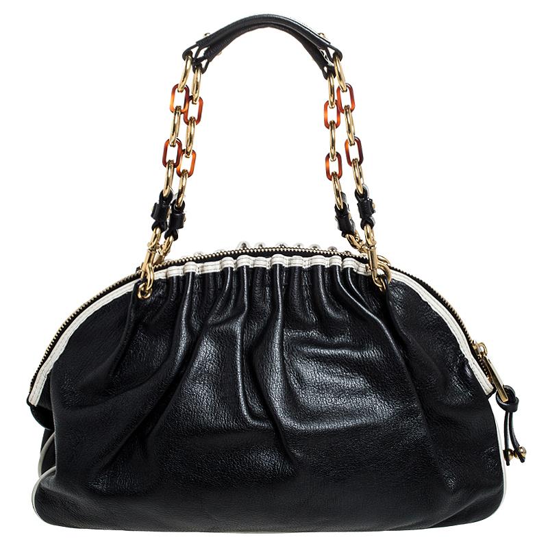 Flaunt your exclusive taste of fashion with this Capra satchel from Marc Jacobs. This polished and sophisticated bag is crafted from black leather and is smart enough to uplift any look. It comes equipped with a top zip closure that opens to reveal