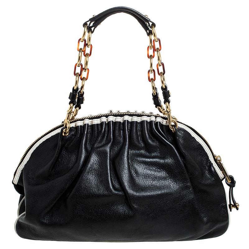 Sfoggia il tuo gusto esclusivo per la moda con questa cartella Capra di Marc Jacobs. Questa borsa raffinata e sofisticata è realizzata in pelle nera ed è abbastanza elegante da migliorare qualsiasi look. È dotata di una chiusura superiore con zip