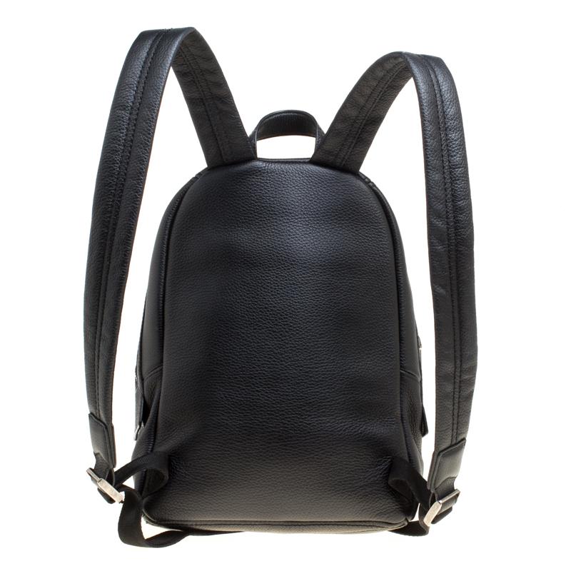 This Grommet Biker backpack from Marc Jacobs is a functional piece ideal for people with an on-the-go lifestyle. Stylish and sporty, the bag is crafted with black leather and detailed with the lace-up pattern with gold-tone eyelets on the front. It