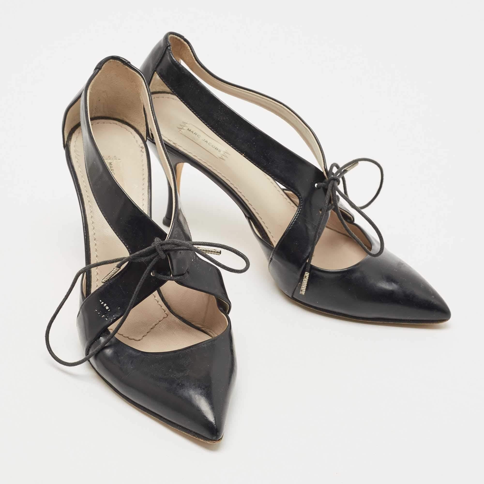 Marc Jacobs Black Leather Lace Tie Pumps Taglia 36.5 In condizioni buone in vendita a Dubai, Al Qouz 2
