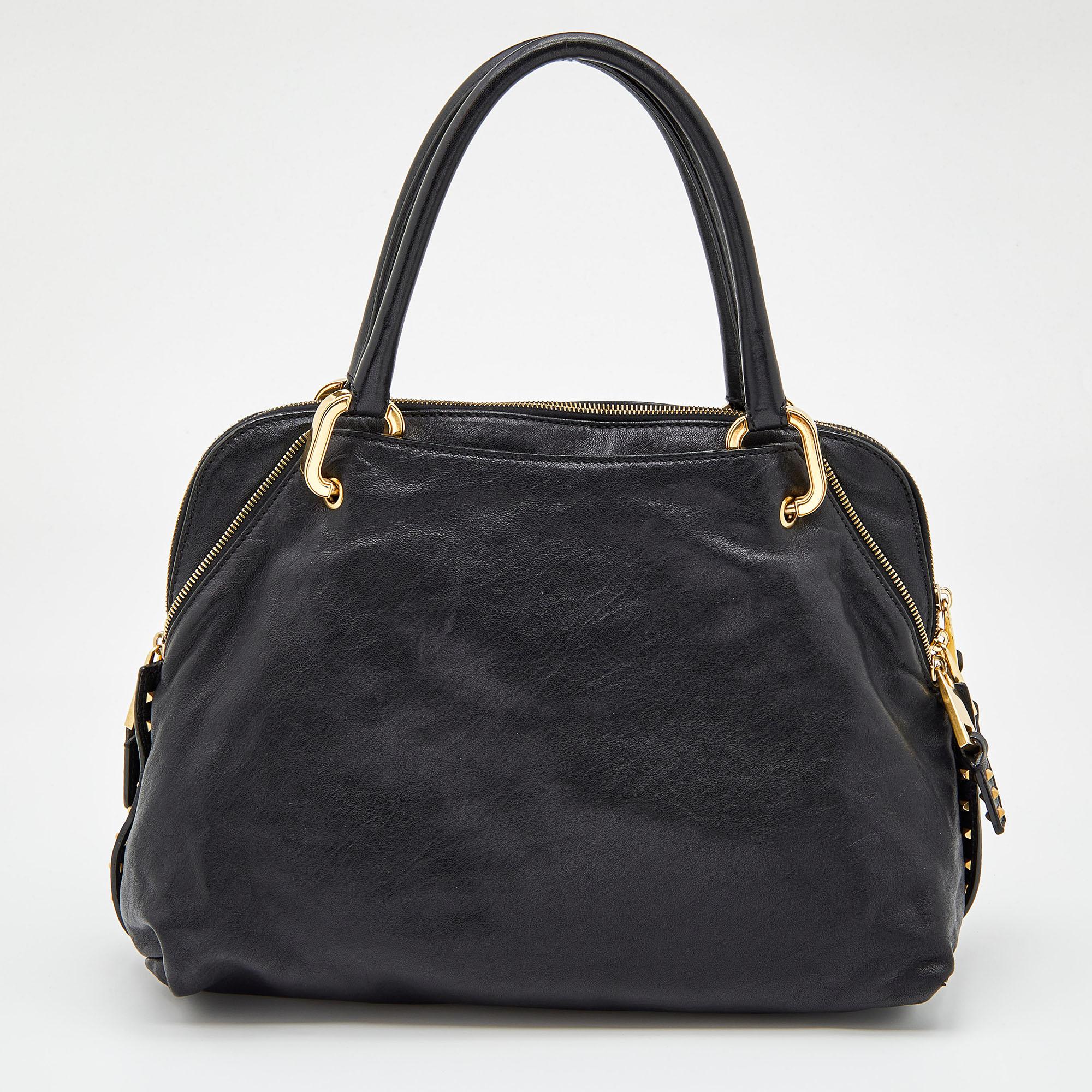 This satchel from Marc Jacobs is the perfect everyday accessory. Crafted from leather, the black bag features zippers and gold-tone detailing. It has a logo embossed lock detail on the front. The top zip opens to a fabric-lined interior roomy enough