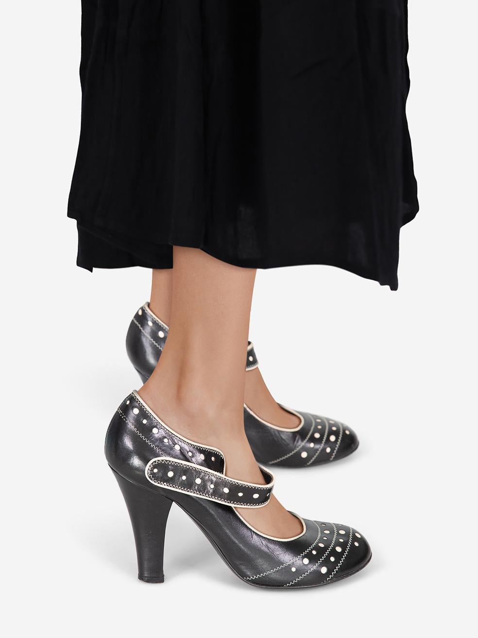 L'ÉTAT est très bon. Une usure minimale est visible sur les semelles intérieures avec des marques de décoloration sur cet article de revente de designer Marc Jacobs d'occasion.
 

 

 

 Détails
 

 

 Noir
 

 Cuir
 

 Talons Mary Jane
 

 Motif