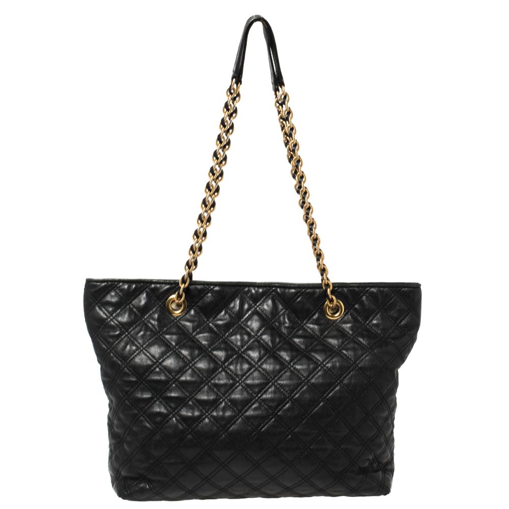 Made for the modern woman, this Marc Jacobs tote is functional and fashionable at once. Crafted from leather, the exterior is detailed with quilt stitching and a front pocket for easy organization. The interior is spaciously lined with canvas for