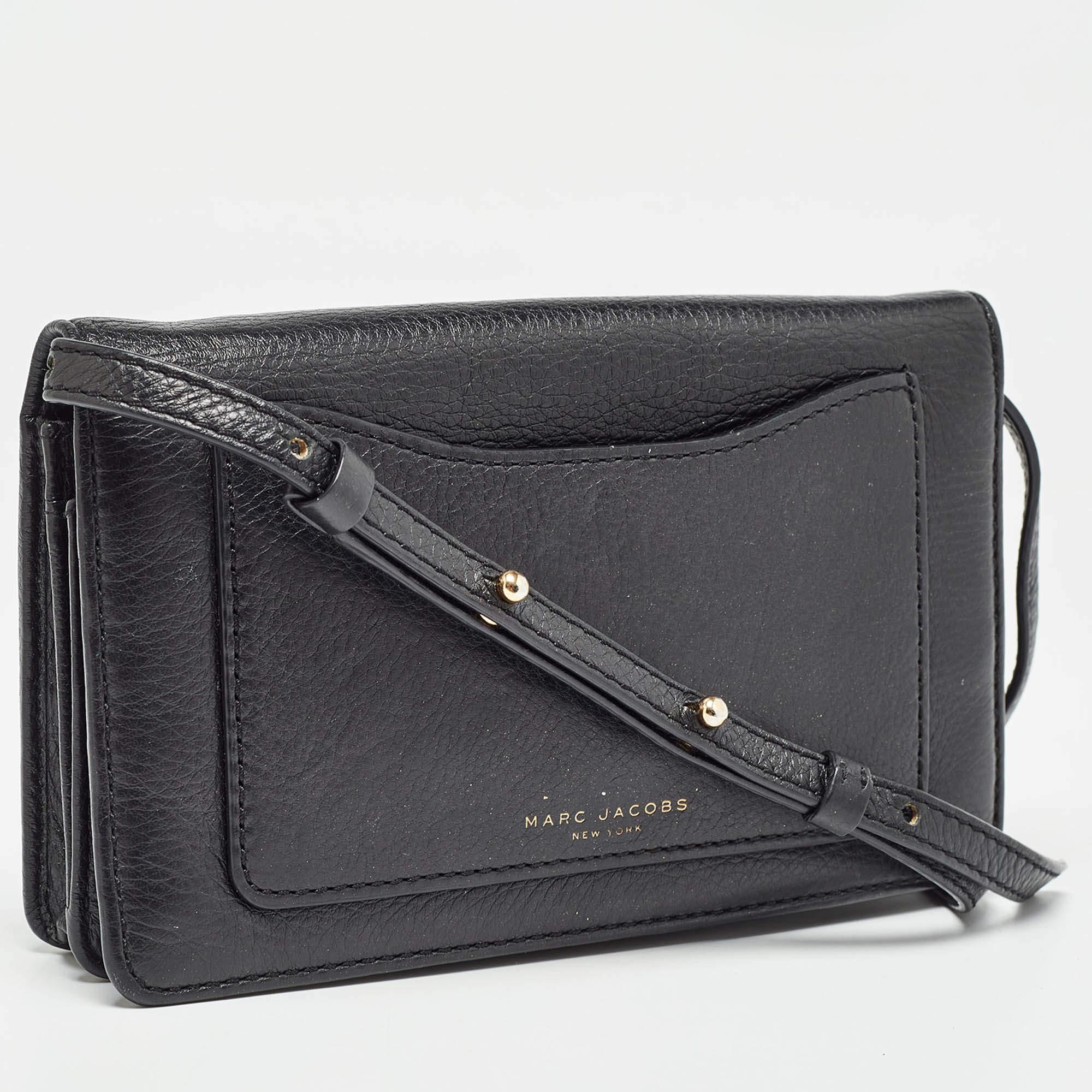 Marc Jacobs Black Leather Recruit Wallet on Strap In Good Condition For Sale In Dubai, Al Qouz 2