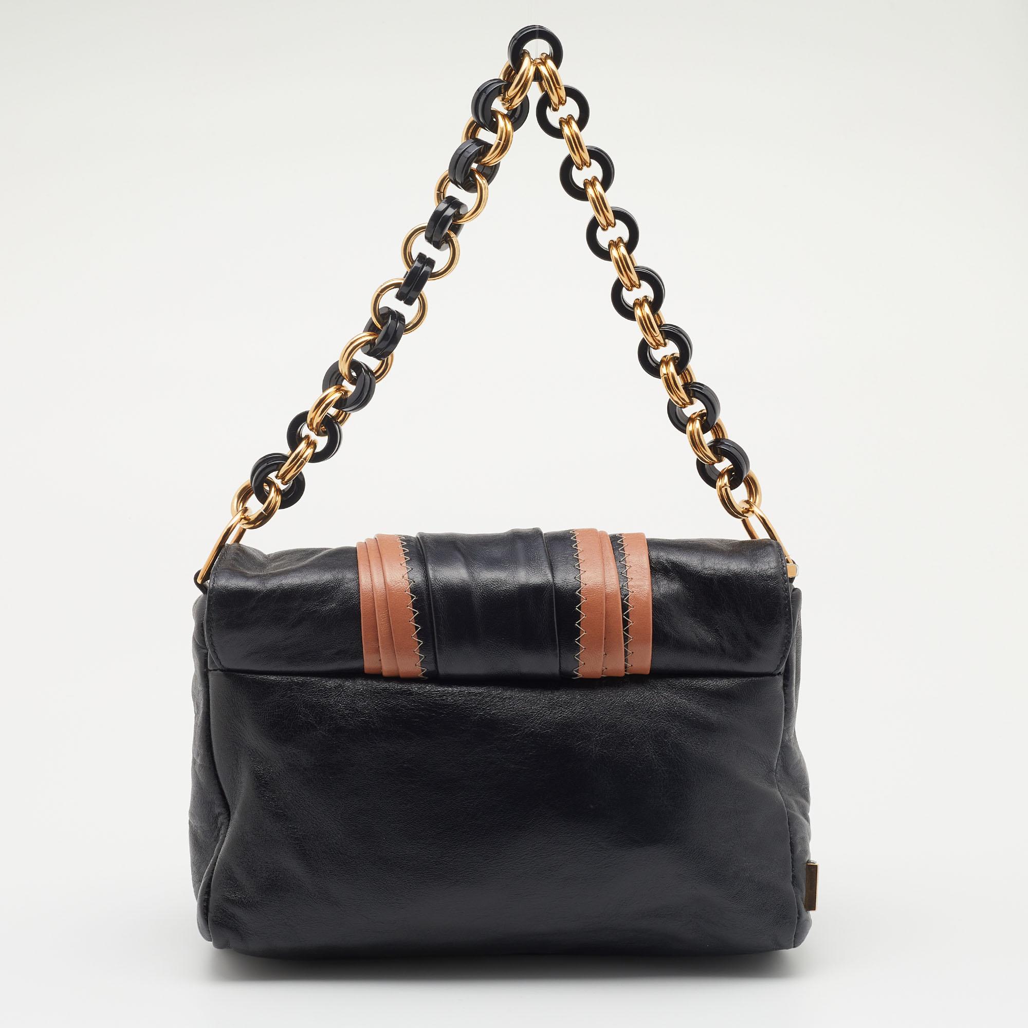 Now here's a bag that is both stylish and functional! Marc Jacobs brings us this shoulder bag that will make you look classy! It is made from black leather and is highlighted with a Safety Pin embellishment. It is completed with a shoulder strap,