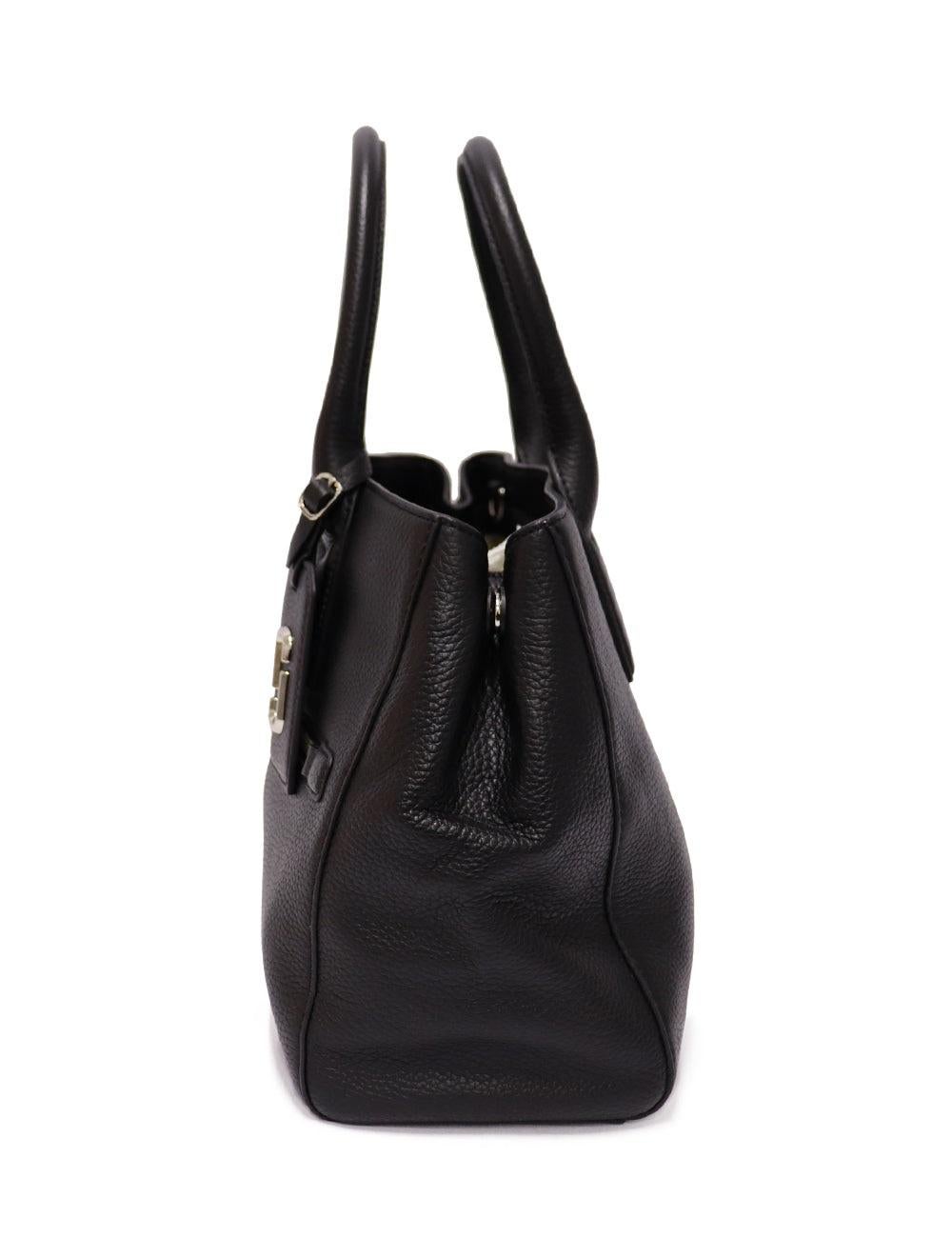 Marc Jacobs Black leather shoulder Bag with a front pocket and a strap.

Additional information:
Material: Leather
Hardware: Silver
Measurements: 33 W x 14 D x 26 H cm
Handle Drop: 15cm
Shoulder Strap Drop: 49cm
Overall condition: