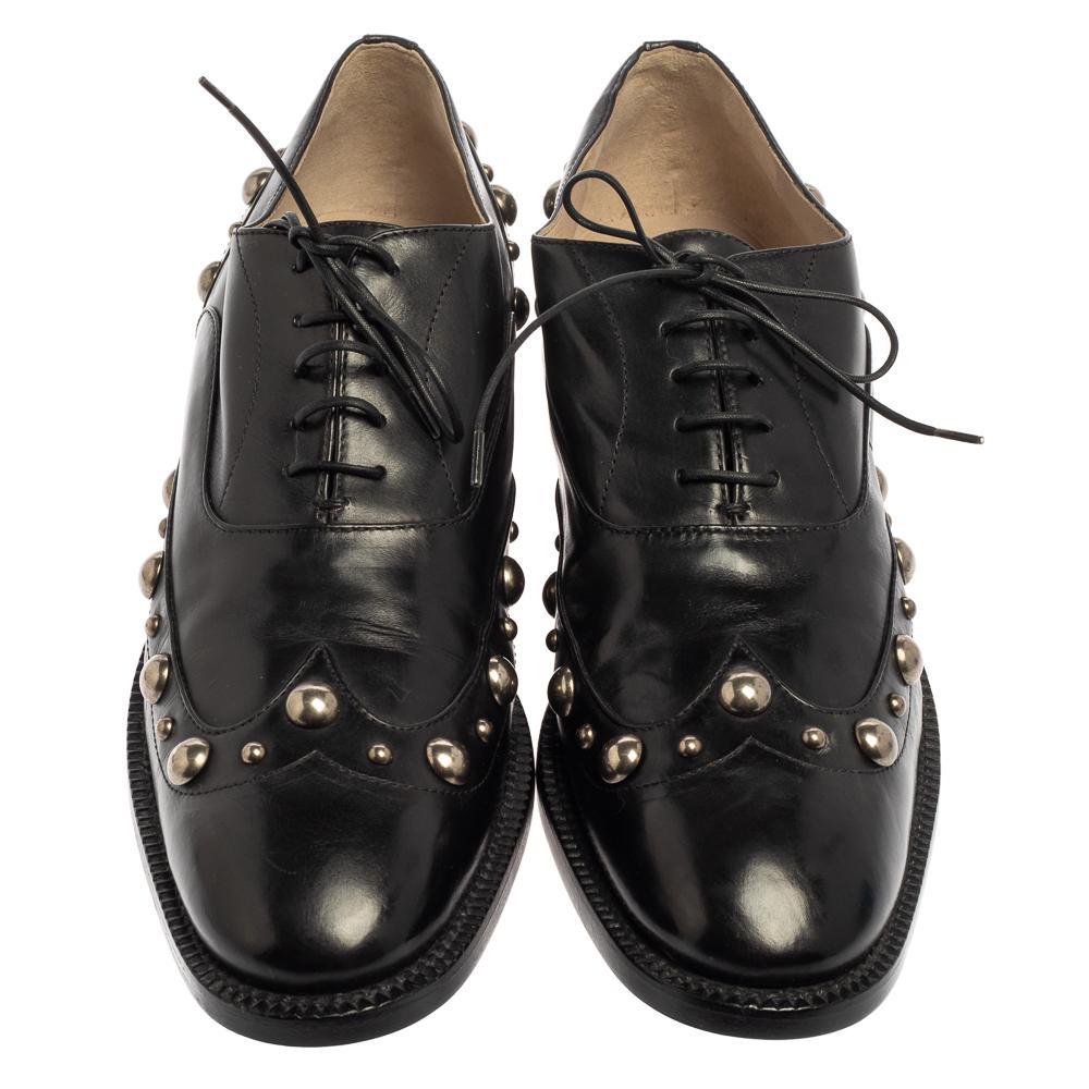 These oxfords from Marc Jacobs are effortlessly stylish and very chic. They have been crafted from leather in a black shade and designed with stud details and lace-ups on the vamps. They are endowed with comfortable leather-lined insoles and durable