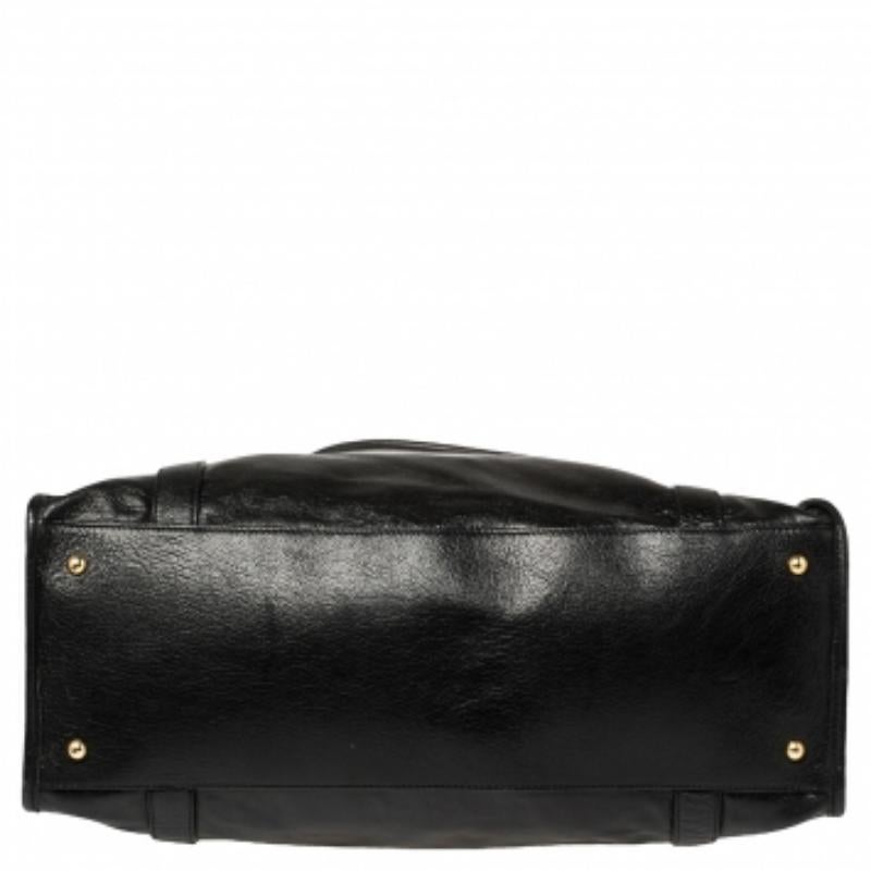 An ideal companion to your workwear, Marc Jacob's Wellington Fulton satchel comes in a sophisticated silhouette. It is crafted from black leather and is equipped with dual zip closure that opens to a fabric-lined interior that will safely hold all