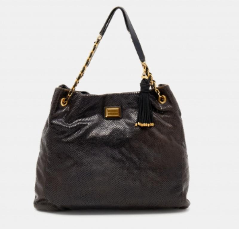Conçu par la maison Marc Jacobs, ce sac à main est taillé de manière à allier finesse et fonctionnalité. Il est doté d'un extérieur malléable en cuir gaufré python, d'une belle teinte noire et d'un intérieur spacieux. Ajoutez un peu de style à vos