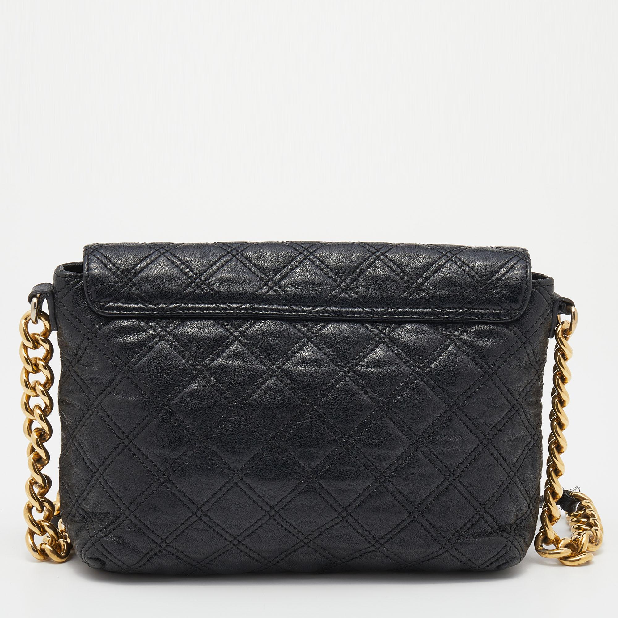 This functional flap bag by Marc Jacobs is crafted from quilted leather. It comes with a chainlink shoulder strap and a spacious fabric-lined interior. The bag is highlighted by a gold-tone lock on the front.

Includes: Original Dustbag