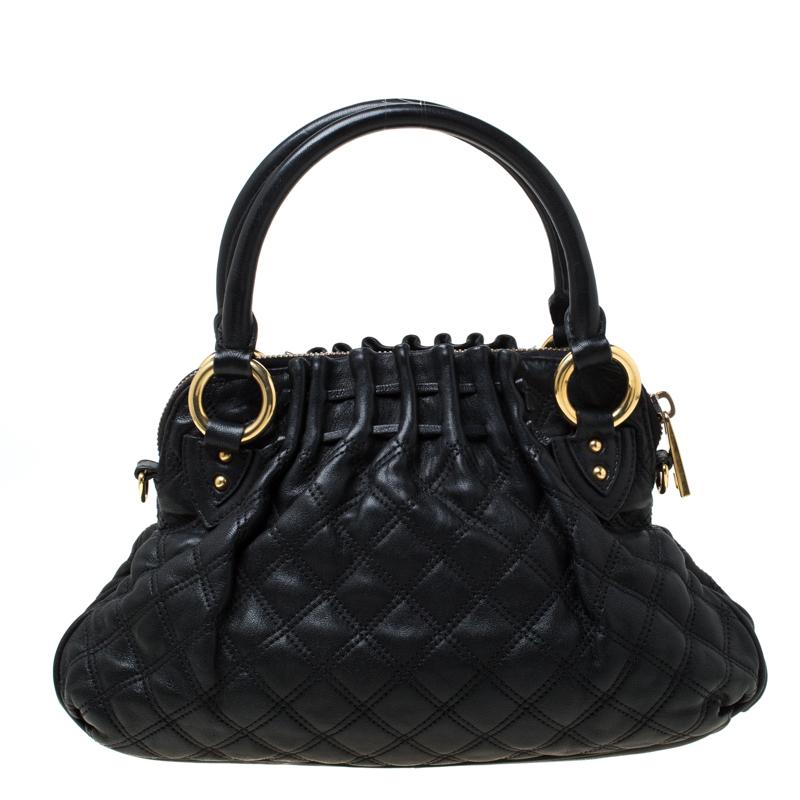 Diese umwerfende Schultertasche ist von Marc Jacobs. Die aus schwarzem Leder gefertigte Tasche verfügt über eine Steppung:: zwei Henkel und ein geräumiges Innenfach aus Stoff. Legen Sie ihn in Ihre Arme:: um Ihrem Outfit das richtige Maß an Klasse