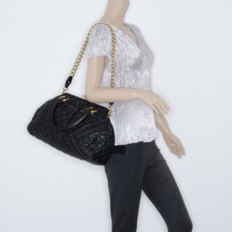Prima il prezzo era di 971 dollari (3.545 AED).

Chiamata così in onore della bellissima modella Jessica Stam, la Stam è una delle borse più popolari di Marc Jacobs. È un classico di culto tra le fashioniste che non ne hanno mai abbastanza di questo