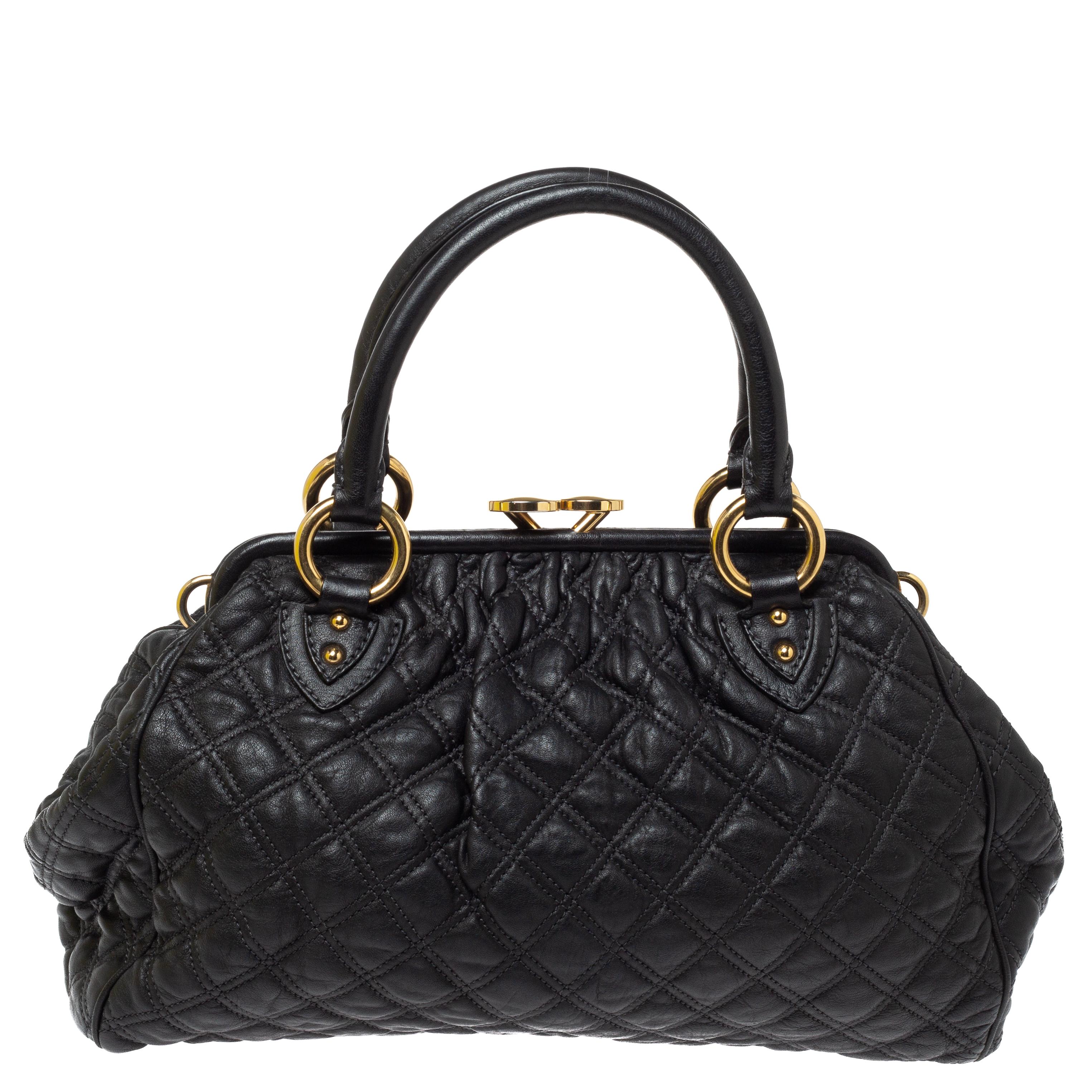 This Marc Jacobs design has a black quilted exterior crafted from leather and enhanced with gold-tone hardware. This elegant Stam bag features a kiss-lock top closure that opens to a canvas interior, dual top handles and a removable chain that