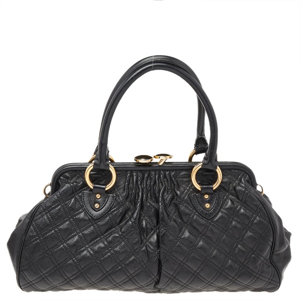 This Marc Jacobs design has a black quilted exterior crafted from leather and enhanced with gold-tone hardware. This elegant Stam bag features a kiss-lock top closure that opens to a fabric interior, dual top handles, and a removable chain that