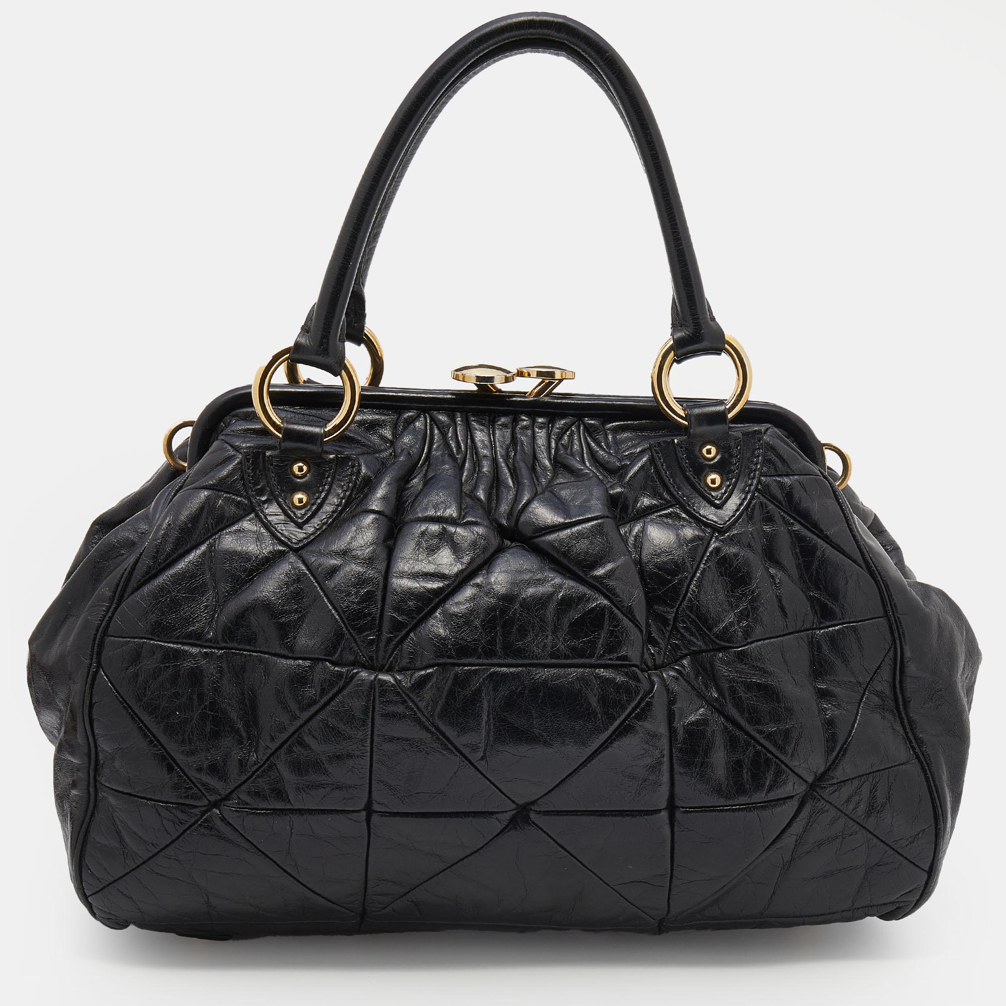 This Marc Jacobs design has a black quilted exterior crafted from leather and is enhanced with gold-tone hardware. This elegant Stam satchel features a kiss-lock top closure that opens to a fabric interior. It has dual top handles and a chain strap