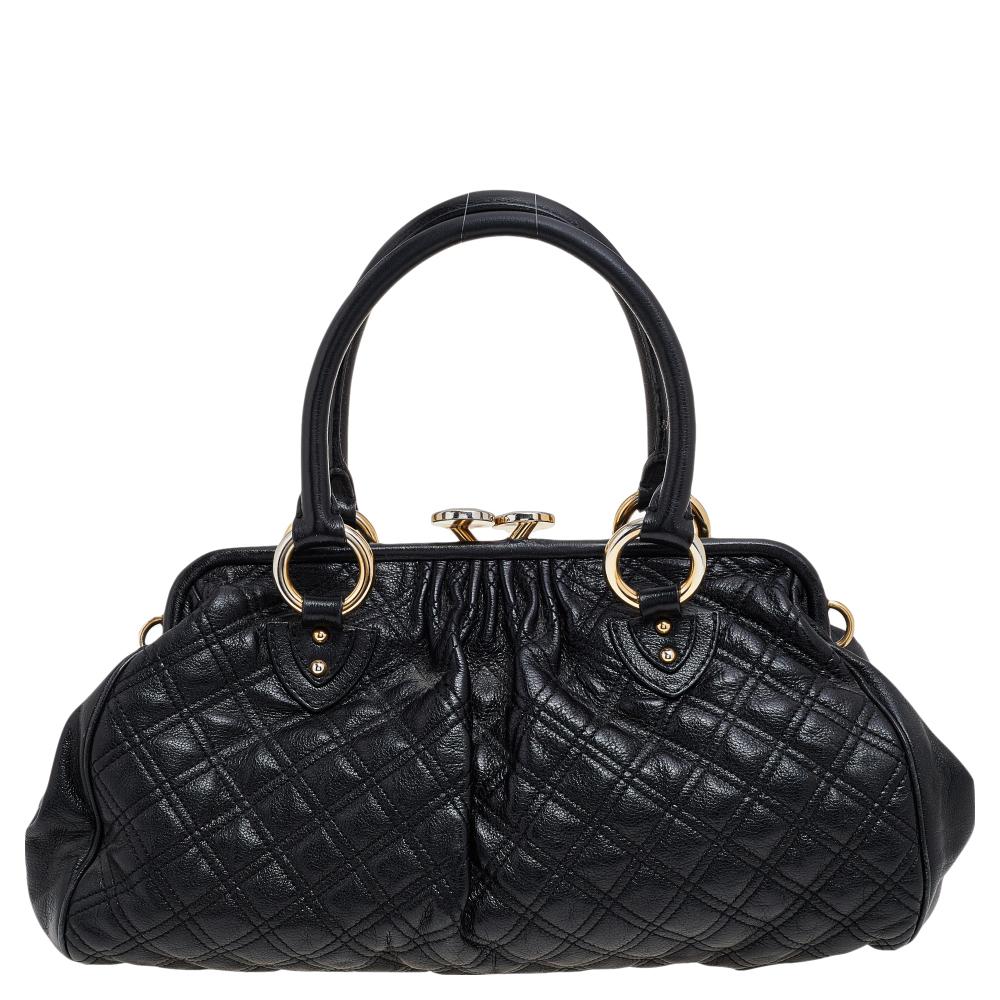 This Marc Jacobs design has a black quilted exterior crafted from leather and enhanced with gold-tone hardware. This elegant Stam bag features a kiss-lock top closure that opens to a fabric interior, dual top handles and a removable chain that