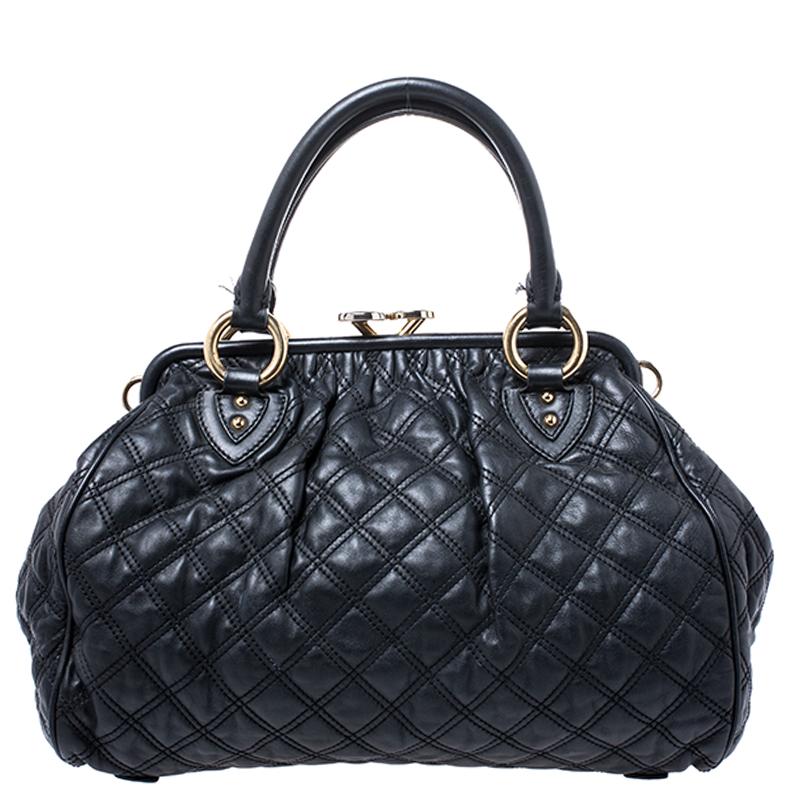 This Marc Jacobs design has a black quilted exterior crafted from leather and enhanced with gold-tone hardware. This elegant Stam bag features a kiss-lock top closure that opens to a fabric interior, dual top handles and a removable chain that