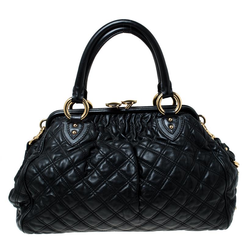 This Marc Jacobs design has a black quilted exterior crafted from leather and enhanced with gold-tone hardware. This elegant Stam bag features a kiss-lock top closure that opens to a fabric interior, dual top handles and a removable chain that
