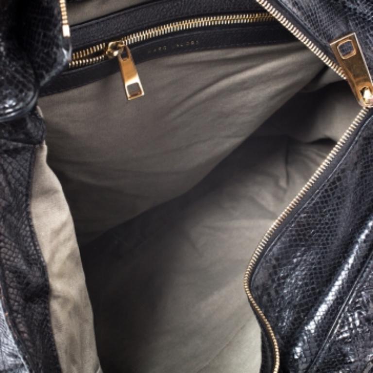 Marc Jacobs Schwarze gesteppte Ledertasche mit Schlangenhautprägung im Zustand „Relativ gut“ im Angebot in Dubai, Al Qouz 2