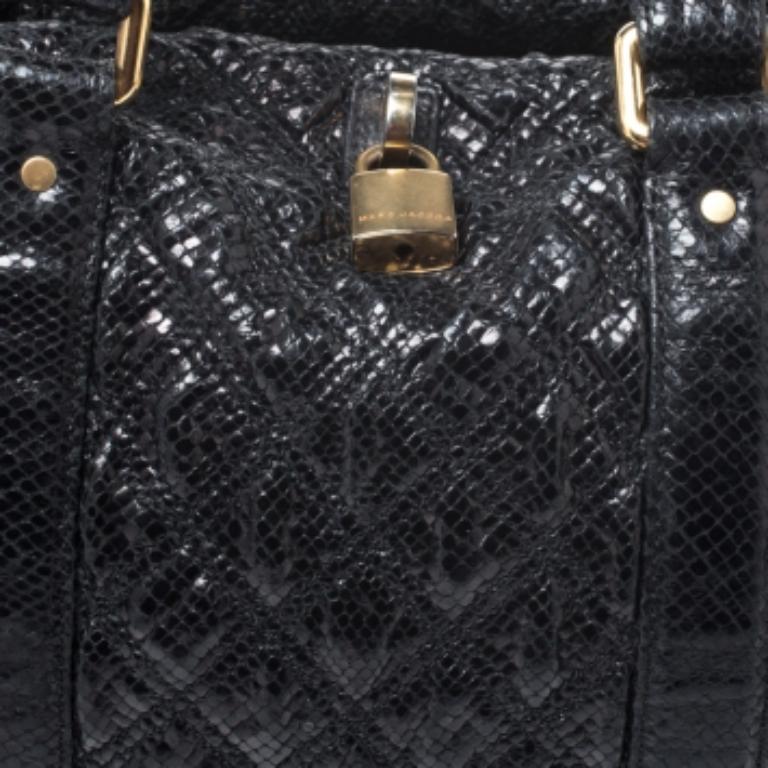 Marc Jacobs Schwarze gesteppte Ledertasche mit Schlangenhautprägung im Angebot 5