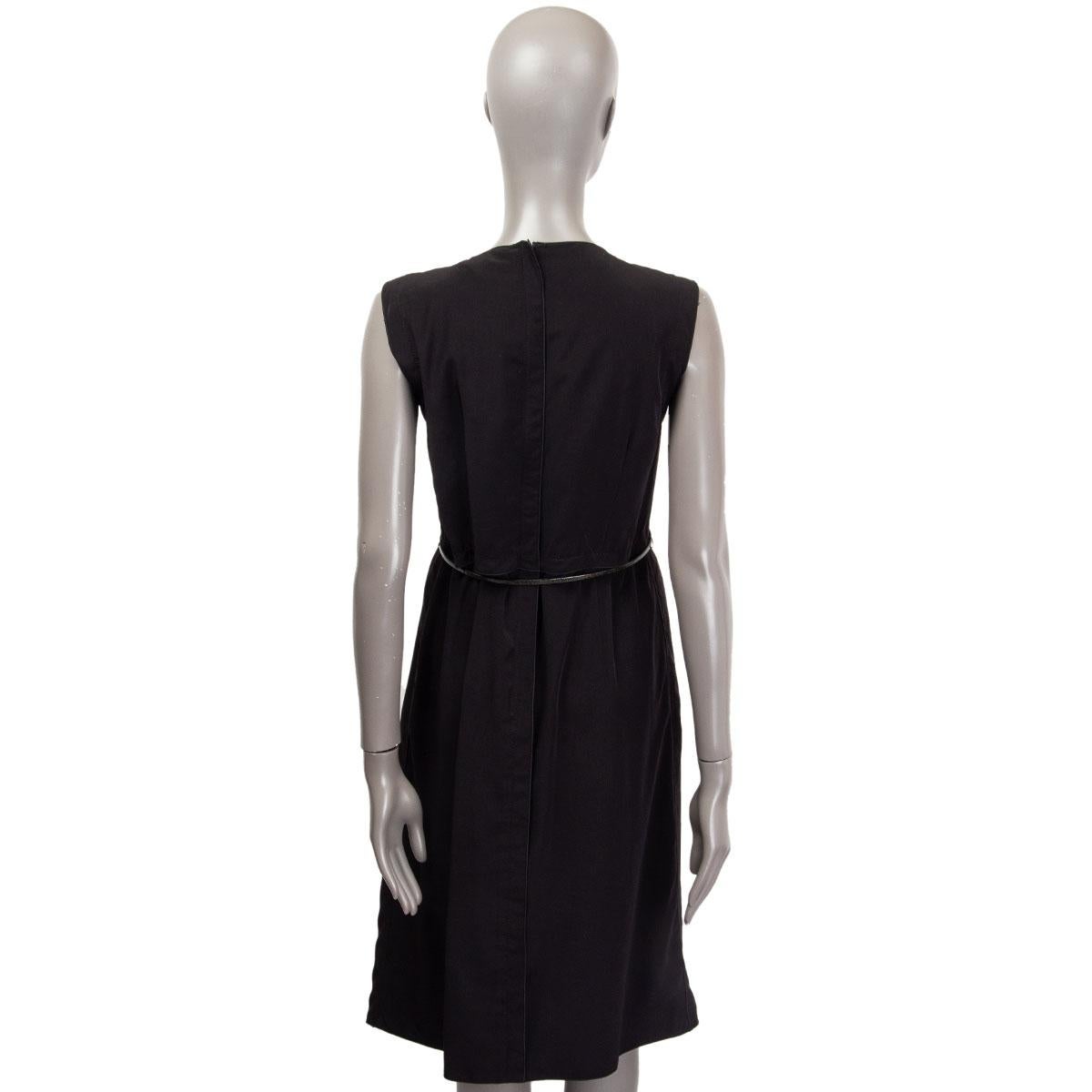 MARC JACOBS black V-NECK SLEEVELESS BELTED Dress 6 S In Excellent Condition For Sale In Zürich, CH