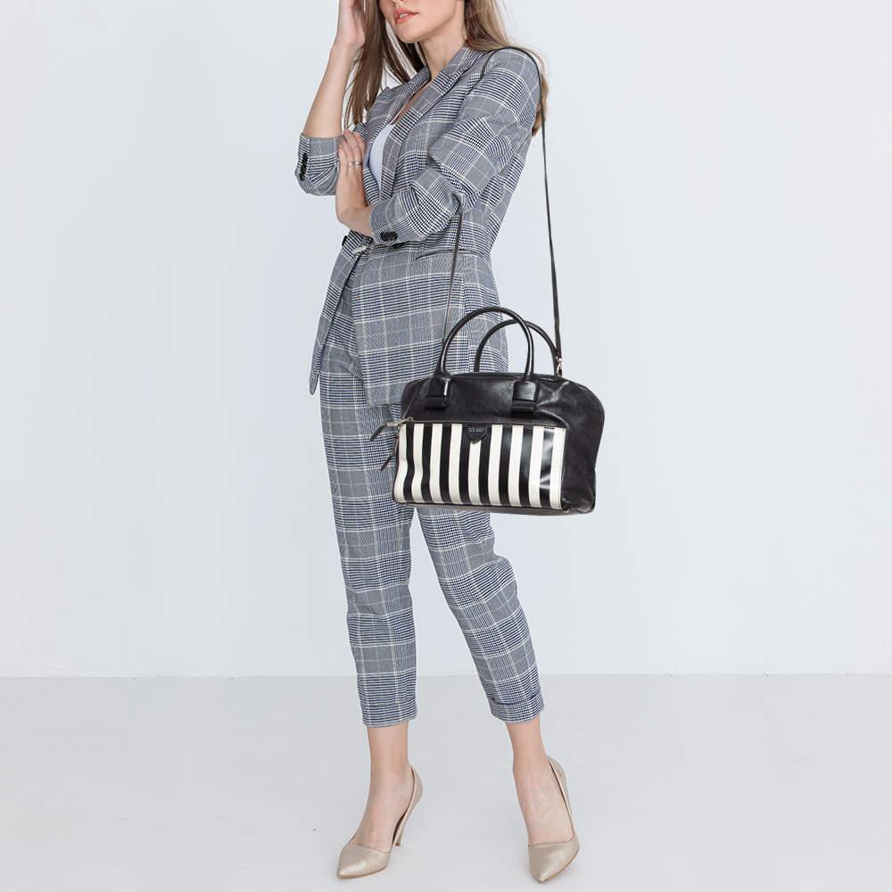 This Marc Jacobs satchel is rendered in quality leather into an elegant design. Versatile and functional it is well sized for your daily use.