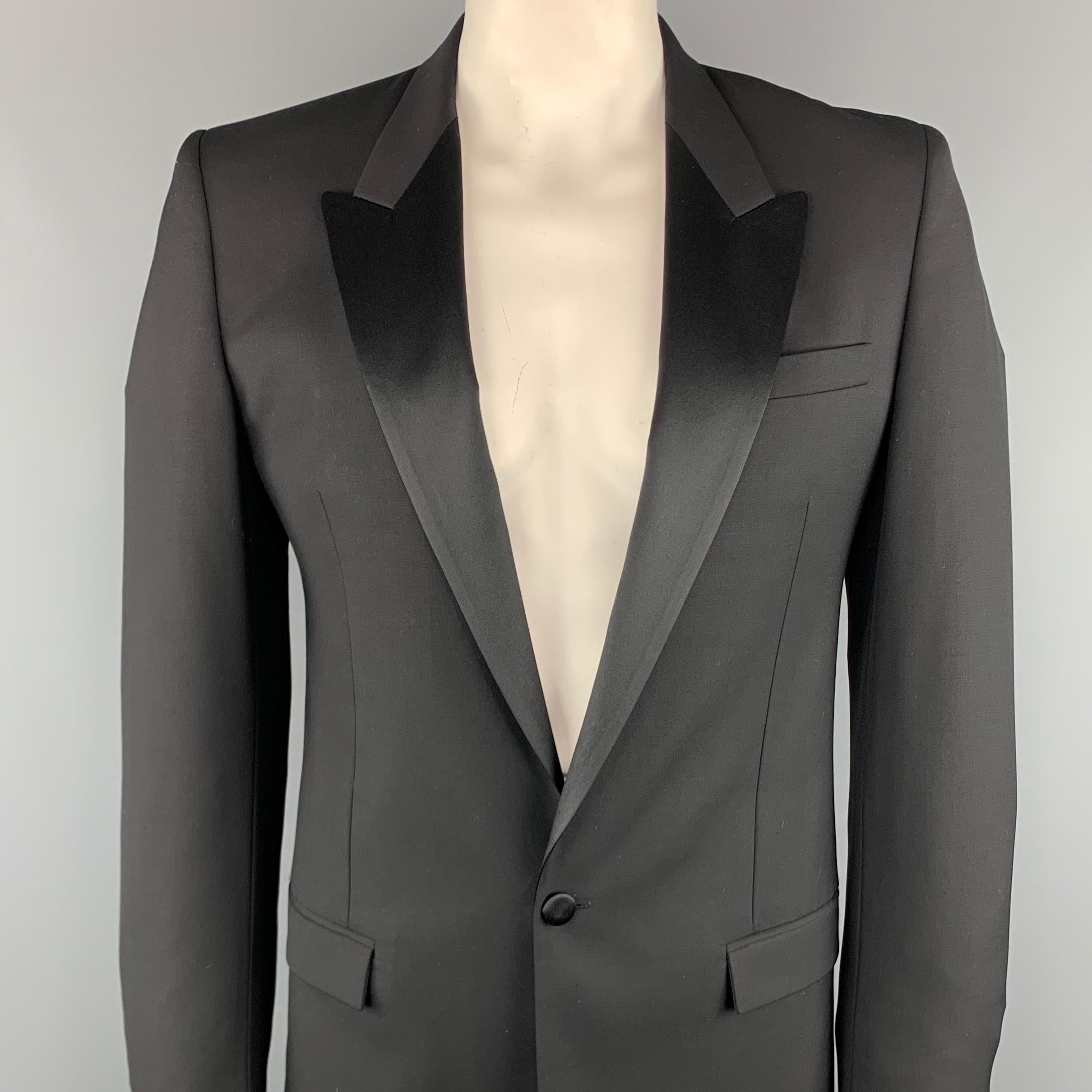 MARC JACOBS tuxedo sport coat comes in a black wool with a peak lapel and a single button closure. Made in Italy.



Excellent Pre-Owned Condition. 
Marked: IT 52

Measurements:

Shoulder: 17.5 in. 
Chest: 37 in. 
Sleeve: 26.5 in. 
Length: 30.5 in. 