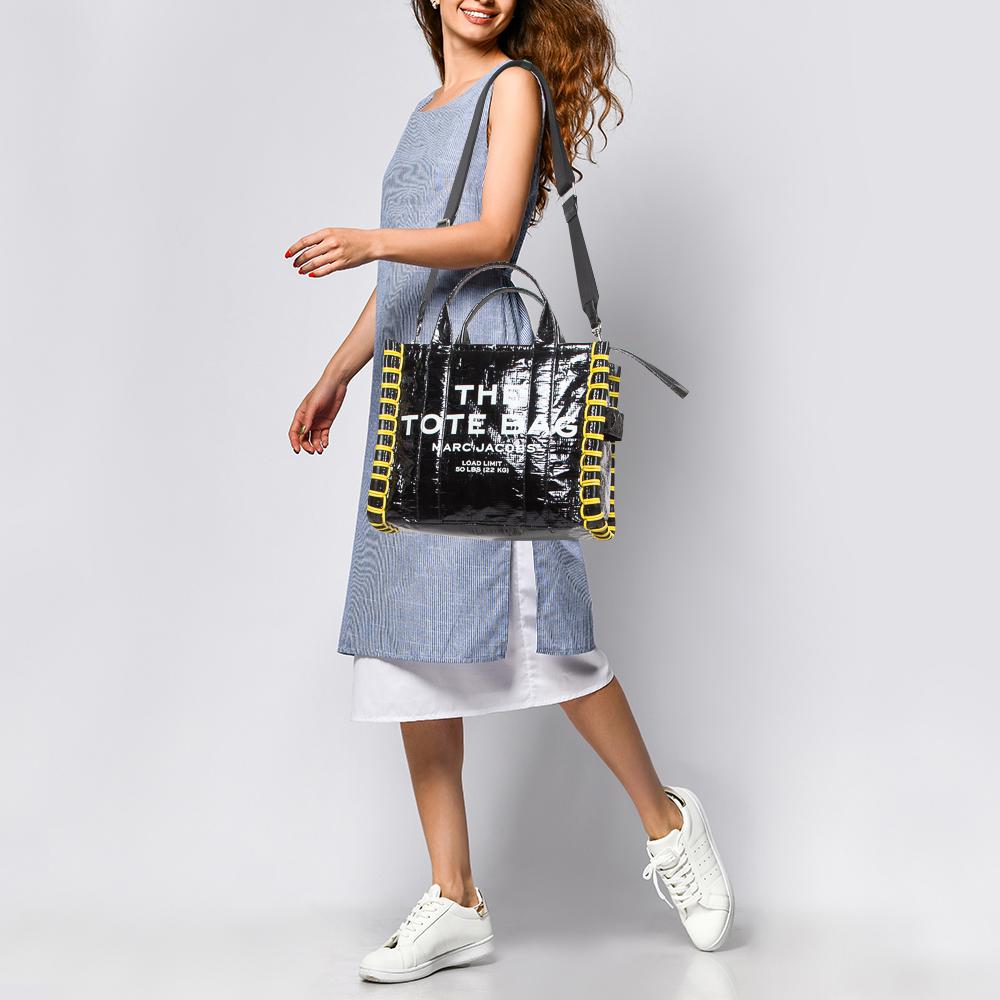 This alluring tote bag for women has been designed to assist you on any day. Convenient to carry and fashionably designed, the tote is cut with skill and sewn into a great shape. It is well-equipped to be a reliable accessory. 