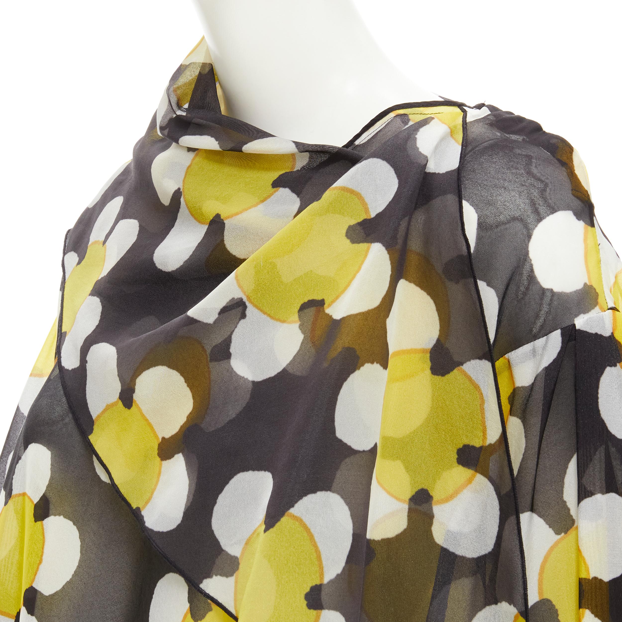 MARC JACOBS black yelow daisy draped neckline blouse top US2 XS 
Reference: CELG/A00216 
Brand: Marc Jacobs 
Material: Triacetate 
Color: Black 
Pattern: Floral 
Closure: Button 
Extra Detail: Snap button at shoulder. Draped scarf neckline.